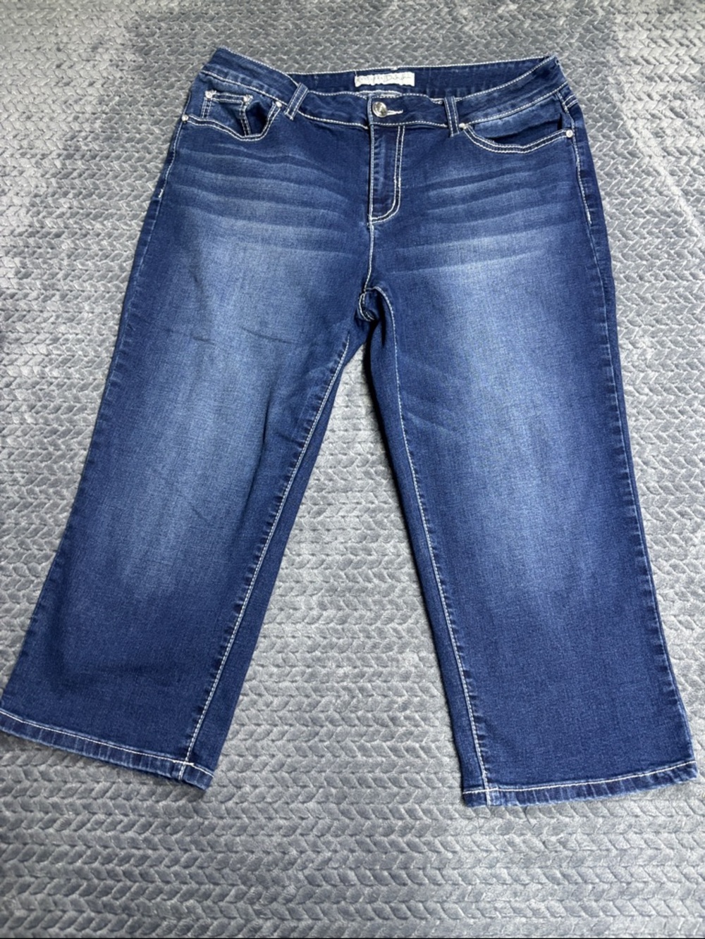 Women’s Cropped Jeans in Dark Blue - Mid Rise Stretch